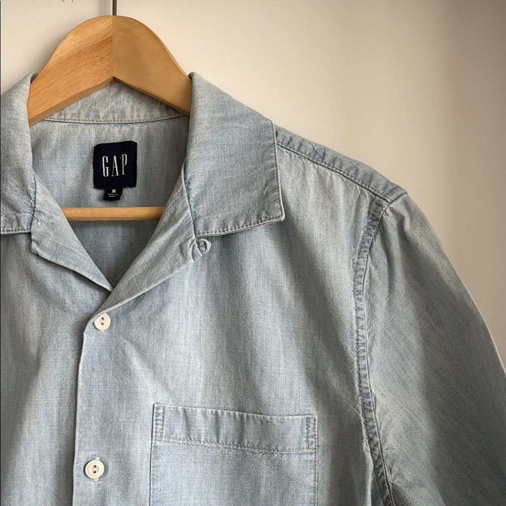 GAP Short Sleeve Camp Collar Denim Chambray Shirt - Medium
